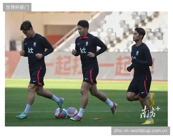 韩国队大名单于5月中旬公布,前主帅克林斯曼的选人框架重点围绕旅欧核心球员构建。 韩国队大名单于5月中旬公布,前主帅克林斯曼的选人框架重点围绕旅欧核心球员构建。